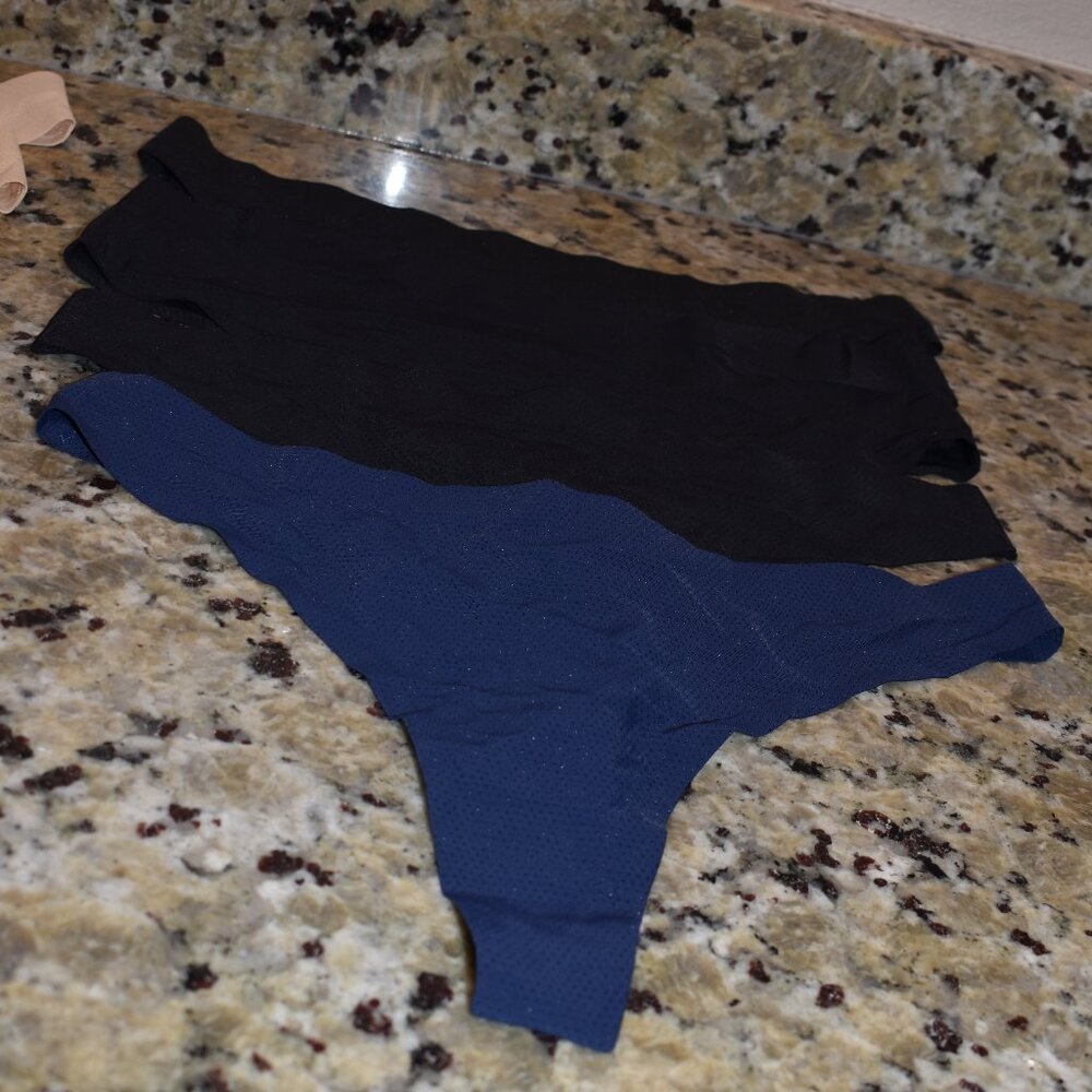 Lot of (9) Brand New Voenxe Thongs Size L